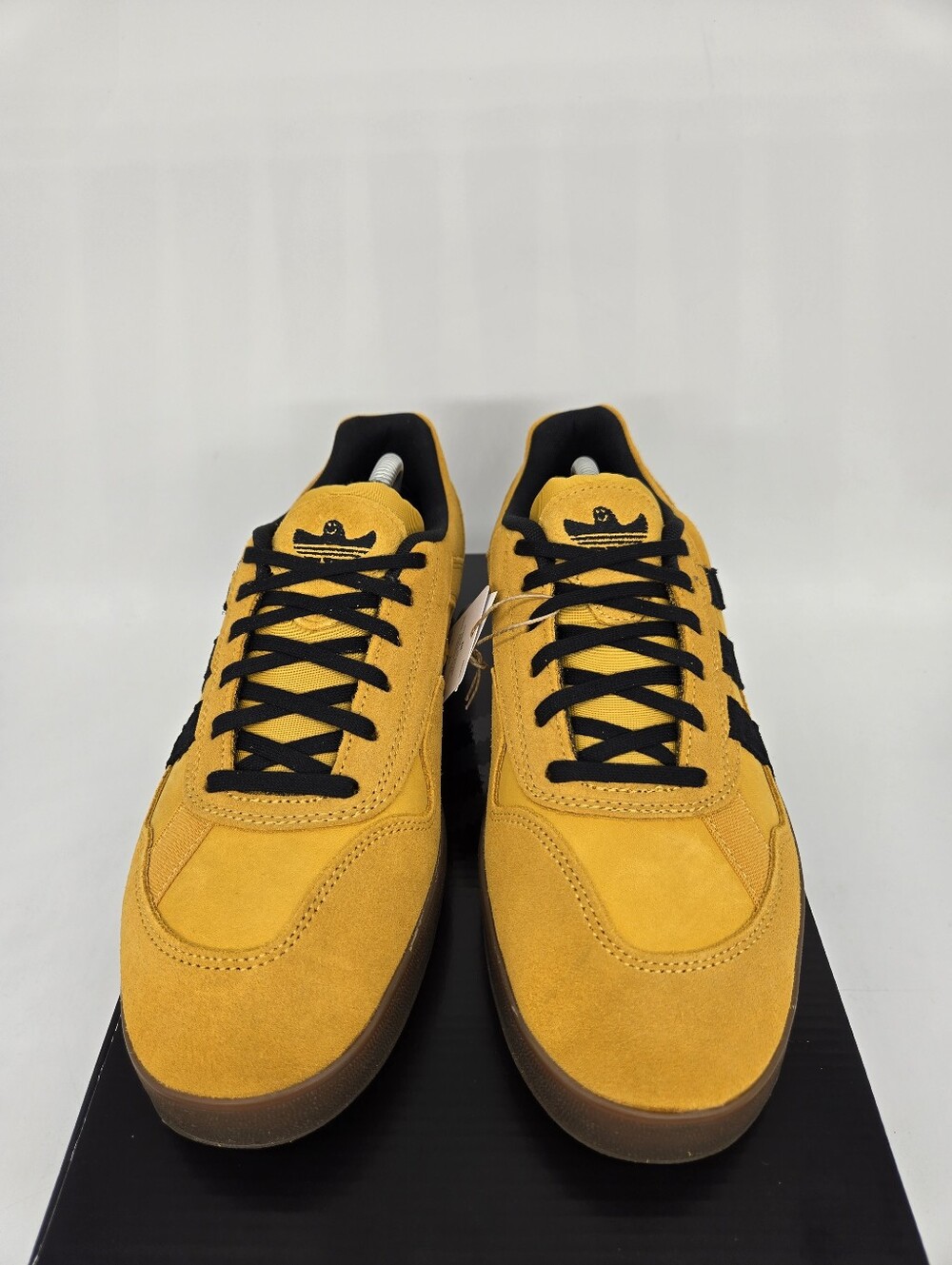 adidas Men's Aloha Super HQ4718 Yellow Core Black Gum Shoes Size 10 - Picture 2 of 8